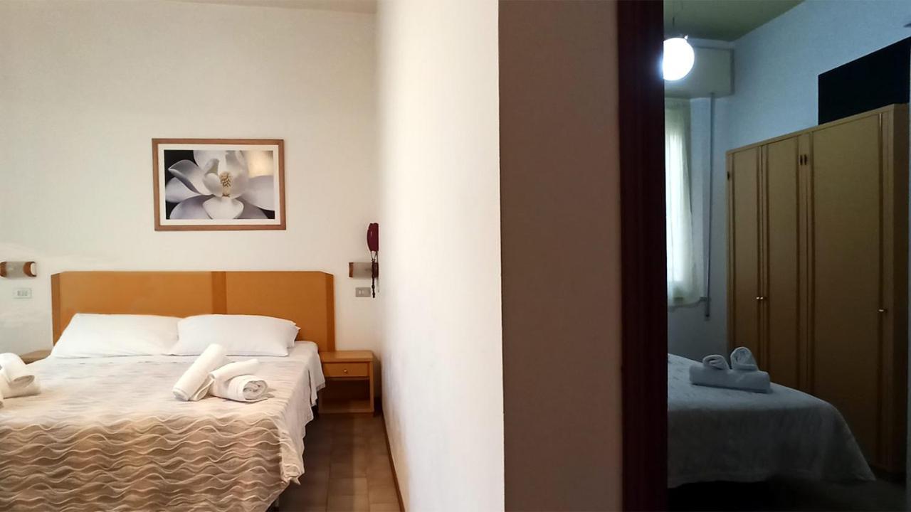 Hotel La Caravella Белариа-Игеа Марина Екстериор снимка