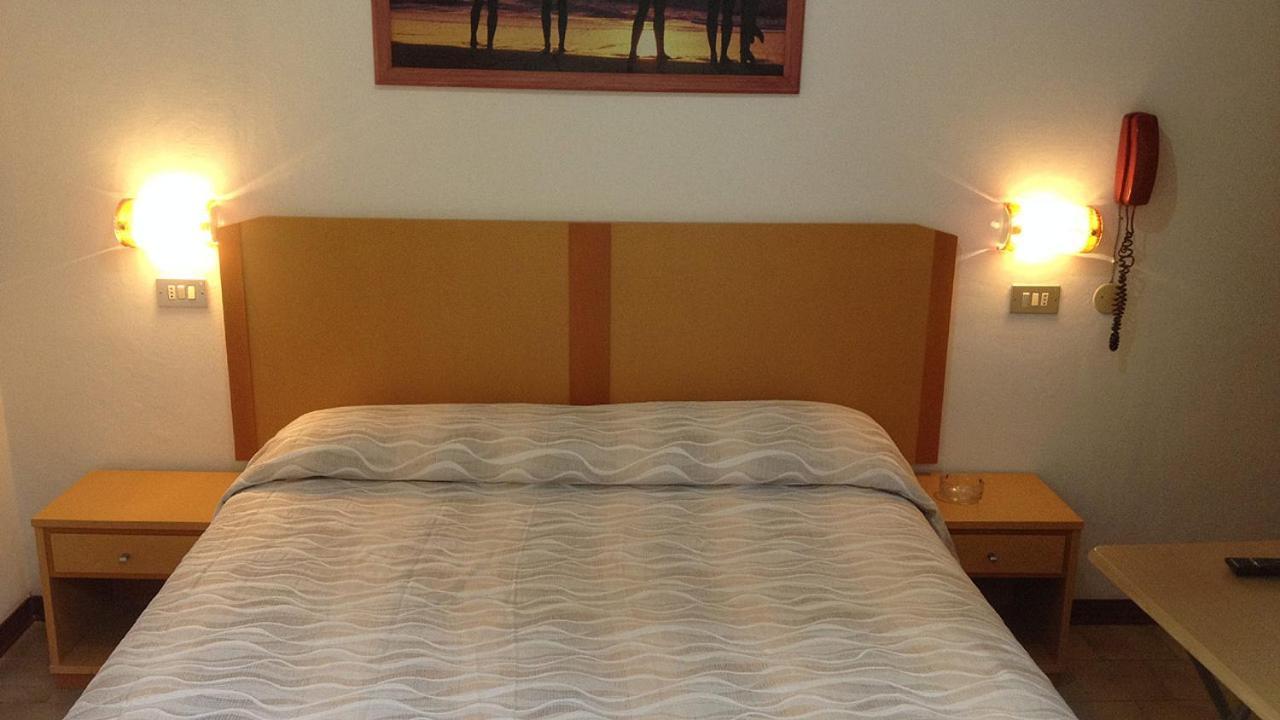 Hotel La Caravella Белариа-Игеа Марина Екстериор снимка
